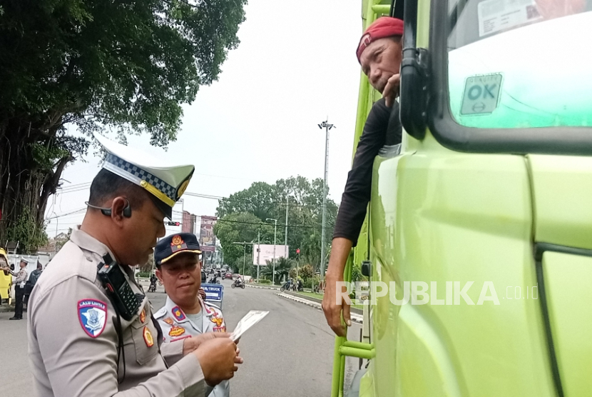 Jadi Biang Kerok Kerusakan Jalan di Subang, Polisi Sanksi Truk Pengangkut Tambang