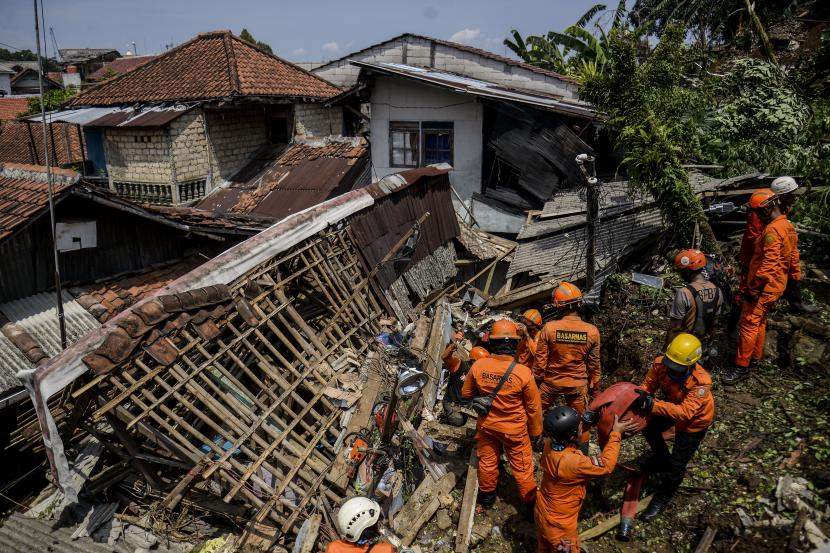 Petugas gabungan melakukan pencarian korban tanah longsor di Kampung Kebon Jahe, Kebon Kelapa, Kota Bogor, Jawa Barat, Kamis (13/10/2022). 