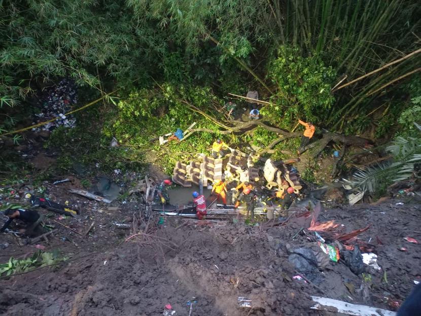 Petugas gabungan melakukan pencarian korban yang dilaporkan hilang dalam kecelakaan bus pariwisata di Jalan Raya Rajapolah, Kecamatan Rajapolah, Kabupaten Tasikmalaya, Sabtu (25/6/2022).