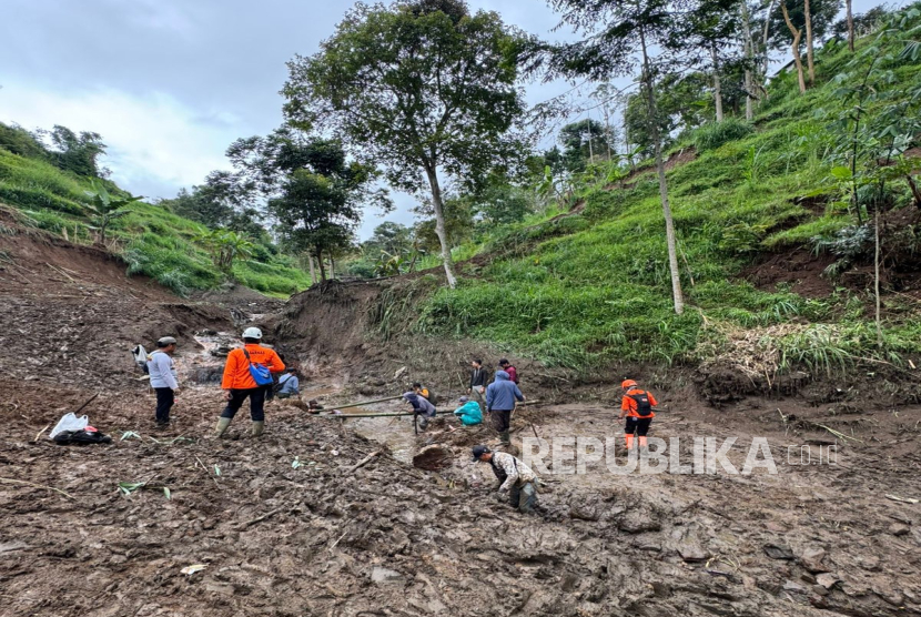 Petugas Gabungan Melakukan Pencarian Petani Asal Desa Cikahuripan, Kecamatan Lembang, Kabupaten Bandung Barat yang Hilang Saat Banjir dan Longsor.