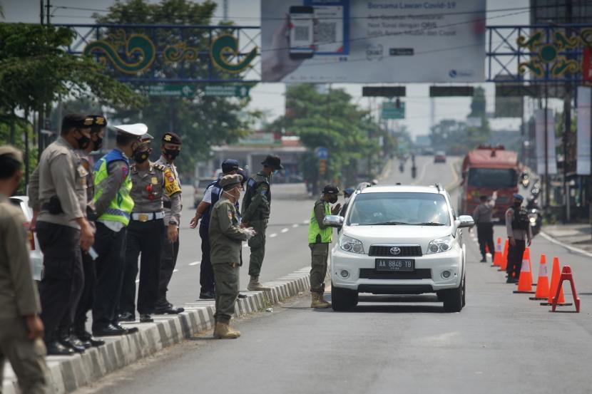 Petugas gabungan melakukan pengecekan kendaraan di perbatasan Daerah Istimewa Yogyakarta (DIY)-Jateng. Polda memperkirakan akan ada sebanyak 3,9 juta pemudik yang pulang kampung ke DIY.