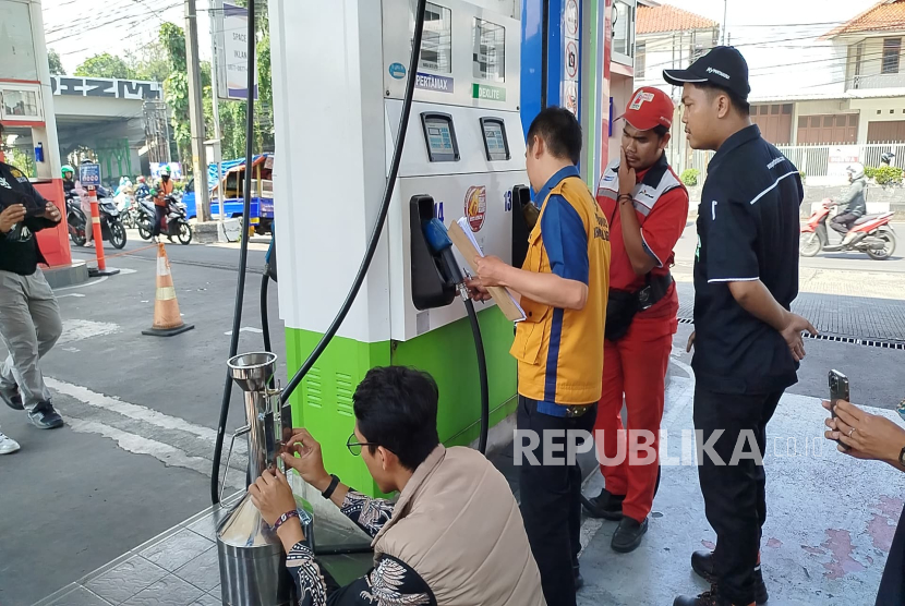 Petugas Gabungan Melakukan Pengecekan SPBU Cibabat di Jalan Amir Machmud, Kota Cimahi, Jawa Barat pada Kamis (27/2/2024).