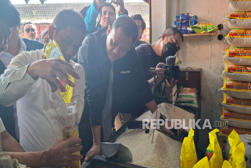 Petugas Gabungan Melakukan Sidak MinyaKita di Pasar Cimindi, Kota Cimahi, Jawa Barat pada Selasa (12/3/2025). Takaran Minyak Goreng Kemasa Dibawah 1 Liter Masih Ditemukan di Lapangan.