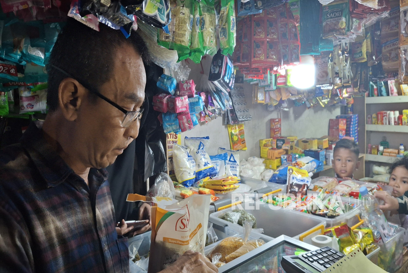 Petugas Gabungan Melakukan Sidak Pengecekan Beras Oplosan di Pasar Panorama Lembang, Kabupaten Bandung Barat.