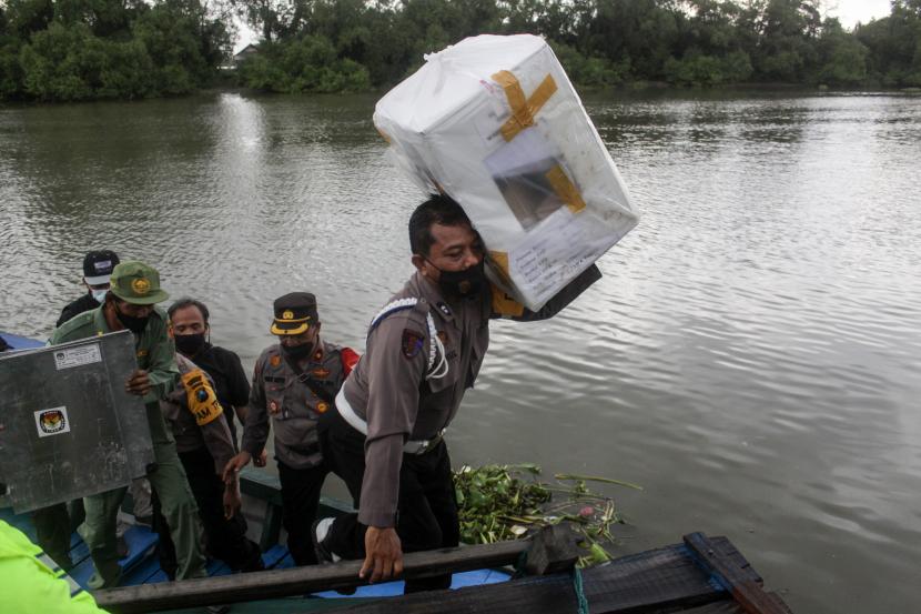 Longboat Bawa Kotak Suara di Hulu Kapuas Karam. Ilustrasi