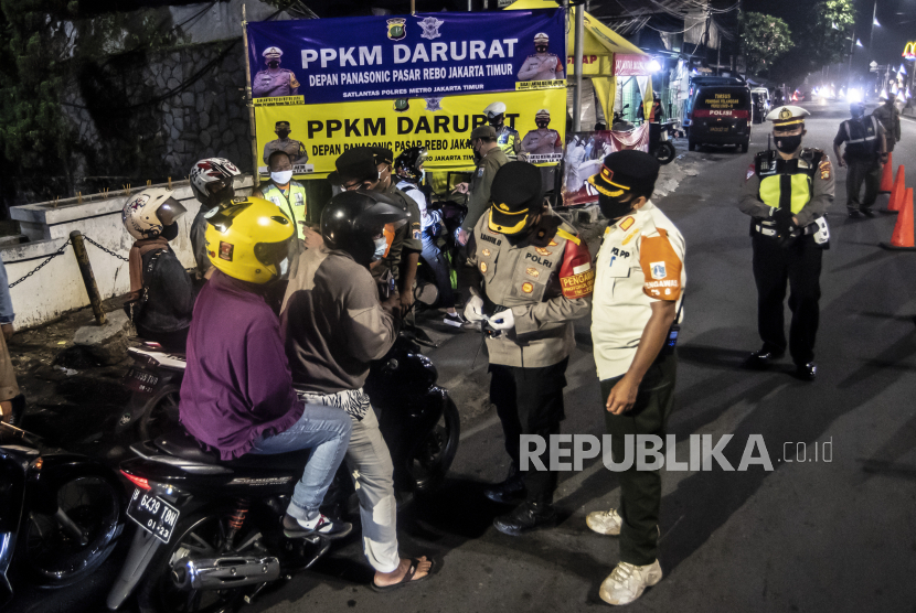 Petugas gabungan memeriksa identitas pengendara sepeda motor dalam rangka Pemberlakuan Pembatasan Kegiatan Masyarakat (PPKM) Darurat di Jalan Raya Bogor, Jakarta, Jumat (2/7/2021). Pemerintah secara resmi memberlakukan PPKM Darurat guna menekan penyebaran virus COVID-19 di 63 titik wilayah Jadetabek yang berlaku dari 3 - 20 Juli 2021.  