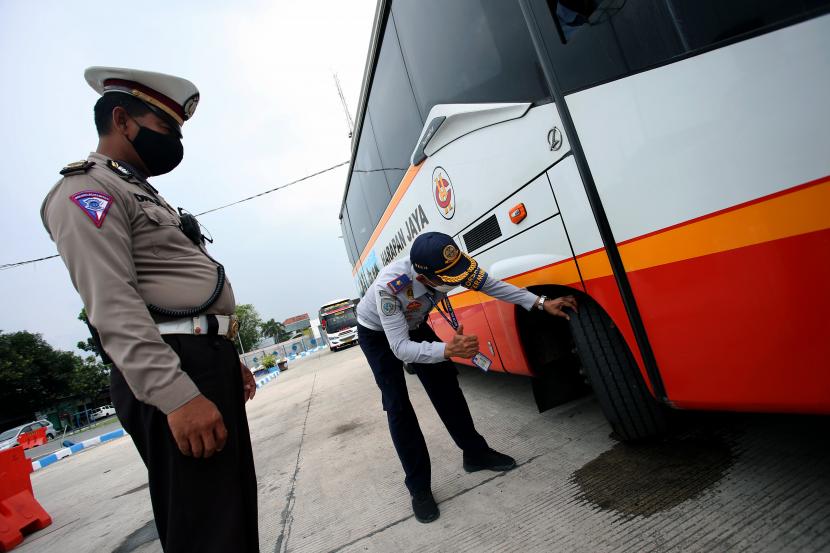 Petugas gabungan memeriksa kondisi kelaikan angkutan bus lebaran di Kota Blitar, Jawa Timur, menjelang Lebaran (ilustrasi).