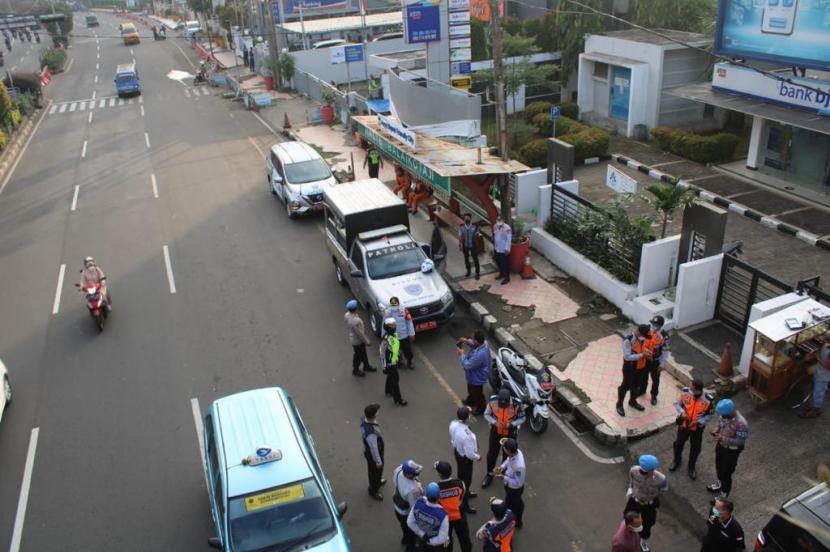Petugas gabungan menertibkan parkir liar di Jalan Margonda Raya, Kota Depok, Jawa Barat, Rabu (31/2).