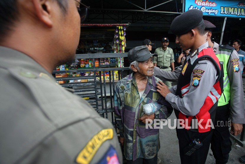 Petugas gabungan mengamankan seorang yang diduga Orang Dengan Gangguan Jiwa (ODGJ) saat operasi penertiban di Blitar, Jawa Timur, Kamis (22/2).