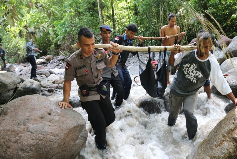 Petugas gabungan mengangkat kantong berisi jenazah korban banjir bandang, di Sibolangit, Deli Serdang, Sumatera Utara, Senin (16/5).  (Antara/Irsan Mulyadi)
