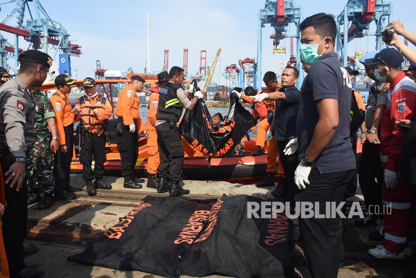 Petugas gabungan mengevakuasi jenazah awak pesawat Lion Air JT 610 di Pelabuhan Tanjung Priok, Jakarta, Senin (29/10/2018).