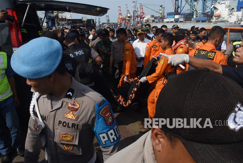 Petugas gabungan mengevakuasi jenazah awak pesawat Lion Air JT 610 di Pelabuhan Tanjung Priok, Jakarta, Senin (29/10/2018).