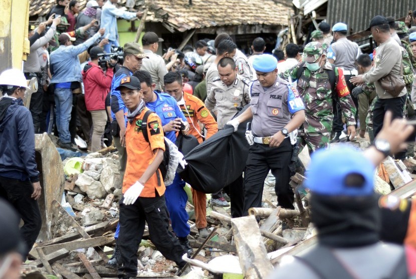 Petugas gabungan mengevakuasi jenazah korban bencana tsunami di Desa Way Muli, Kalianda, Lampung Selatan, Lampung, Senin (24/12/2018).