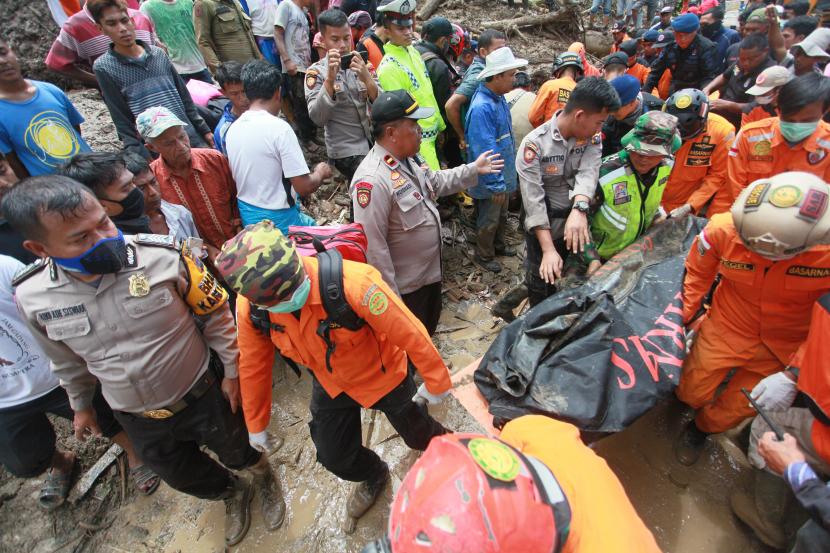 Petugas gabungan mengevakuasi jenazah korban longsor di Jorong Guguk,Nagari Guguk Malalo, Kabupaten Tanah Datar, Sumatera Barat, Minggu (5/4/2020). Data Pemkab Tanah Datar menyatakan sebanyak empat rumah rusak dan dua orang warga tewas tertimbun material longsor karena banjir bandang di daerah tersebut. 
