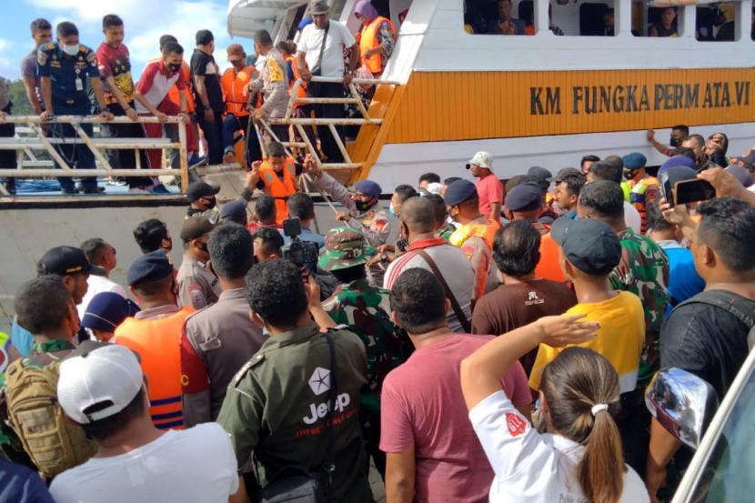 Petugas gabungan mengevakuasi penumpang KM Karya Indah rute Kota Ternate-Kepulauan Sula yang terbakar di Sanana, Kabupaten Sula, Provinsi Maluku Utara, Sabtu (29/5/2021). 