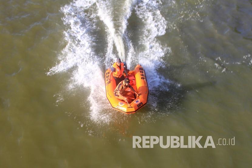 Remaja Ditemukan Meninggal di Pantai Aceh Besar. Petugas gabungan mengevakuasi salah satu jenazah korban tenggelam. Ilustrasi