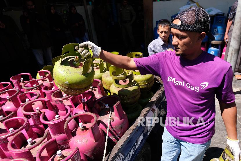 Petugas gabungan mengumpulkan tabung gas elpiji tiga kilogram saat Inspeksi mendadak (sidak) elpiji tidak tepat sasaran di sebuah perusahaan makanan di Jampiroso Temanggung, Jawa Tengah, Rabu (22/8). Badan Anggaran (Banggar) DPR bersama pemerintah menyetujui besaran subsidi energi sebesar Rp 124,9 triliun untuk RAPBN 2020. 