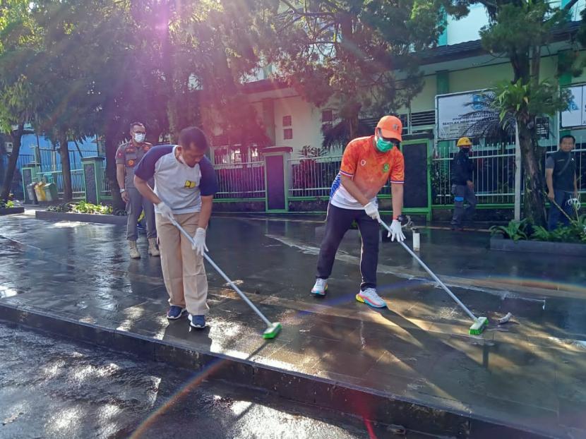 Petugas gabungan Pemkot Sukabumi yang dipimpin Wali Kota Sukabumi Achmad Fahmi membersihkan kawasan pedestrian Ir Djuanda atau Dago, Senin (16/5/2022).