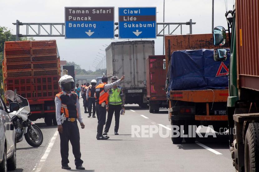 Petugas gabungan Polisi dan Dinas Perhubungan Kabupaten Bogor melakukan operasi pembatasan operasional truk angkutan barang di Tol Jagorawi, Ciawi, Kabupaten Bogor, Jawa Barat (ilustrasi)