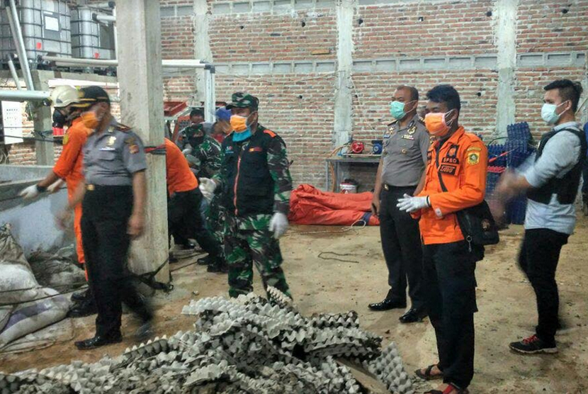 petugas gabungan Polres Bogor, BPBD Kabupaten Bogor dan Dinas Kebakaran melakukan evakuasi korban keracunan gas, Sabtu (30/9)
