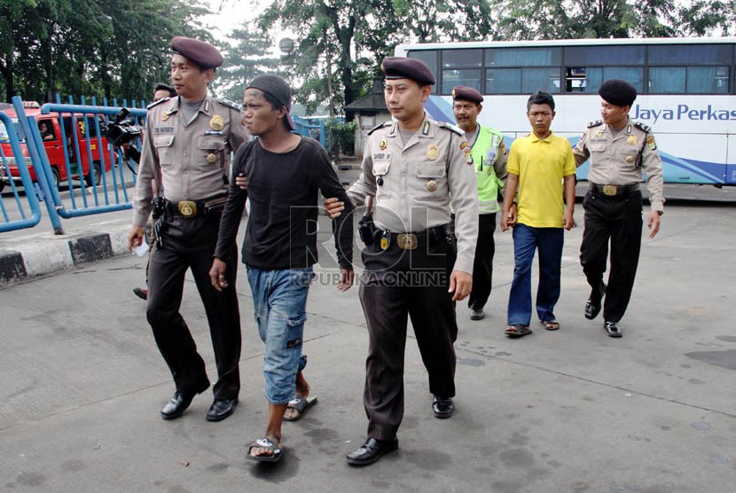  Petugas gabungan Polres Jakarta Timur dan Polsek Pulogadung melakukan razia terhadap warga yang diduga preman di kawasan terminal Pulogadung, Jakarta Timur, Selasa (14/5).  (Republika/Yasin Habibi)