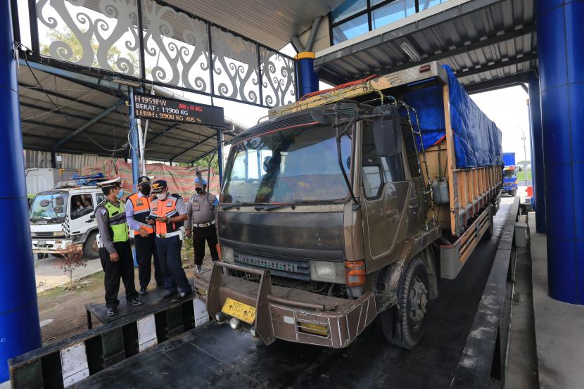 Petugas gabungan Polri dan Kemenhub memeriksa tonase sebuah truk di Jembatan Timbang (ilustrasi).