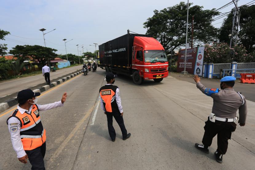 Petugas gabungan Polri dan Kemenhub menindak  truk yang melanggar aturan ODOL (ilustrasi).