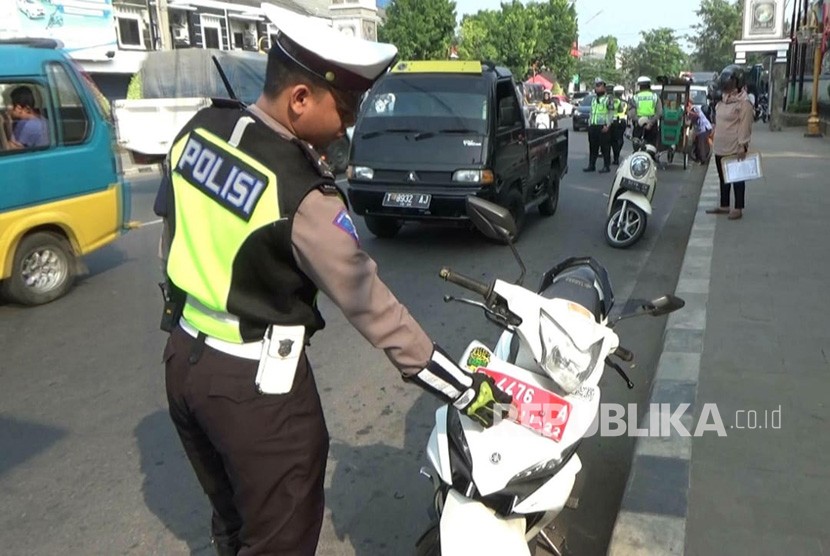 Petugas gabungan Purwakarta menggelar razia terpadu, di Jl Baru, salah satunya kendaraan plat merah. Kendaraan milik pemda itu, belum membayar pajak. 