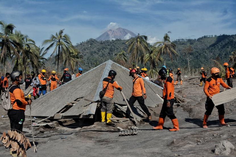 Petugas gabungan saat melakukan pencarian korban di Kampung Renteng, Desa Sumberluwuh, Candipuro, Kabupaten Lumajang, Jawa Timur.