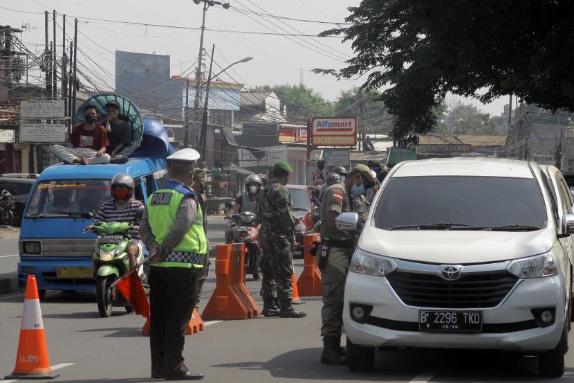 Petugas gabungan Satgas COVID-19 Kabupaten Bogor melakukan penyekatan kendaraan di perbatasan Bogor-Depok, Cibinong, Kabupaten Bogor, Jawa Barat, Minggu (25/7/2021). Pemerintah merencanakan akan melakukan pembukaan secara bertahap Pemberlakuan Pembatasan Kegiatan Masyarakat (PPKM) pada 26 Juli 2021. 