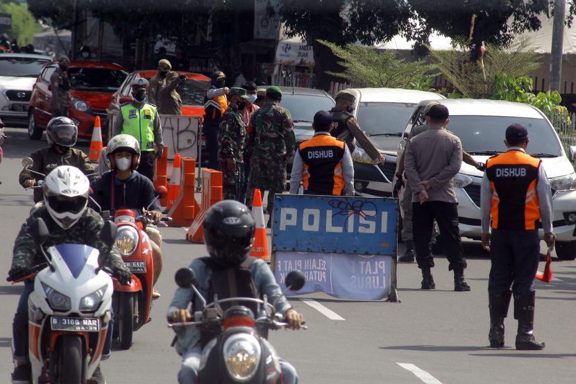 Petugas gabungan Satgas COVID-19 Kabupaten Bogor melakukan penyekatan kendaraan di perbatasan Bogor-Depok, Cibinong, Kabupaten Bogor, Jawa Barat, Minggu (25/7/2021). Pemerintah merencanakan akan melakukan pembukaan secara bertahap Pemberlakuan Pembatasan Kegiatan Masyarakat (PPKM) pada 26 Juli 2021
