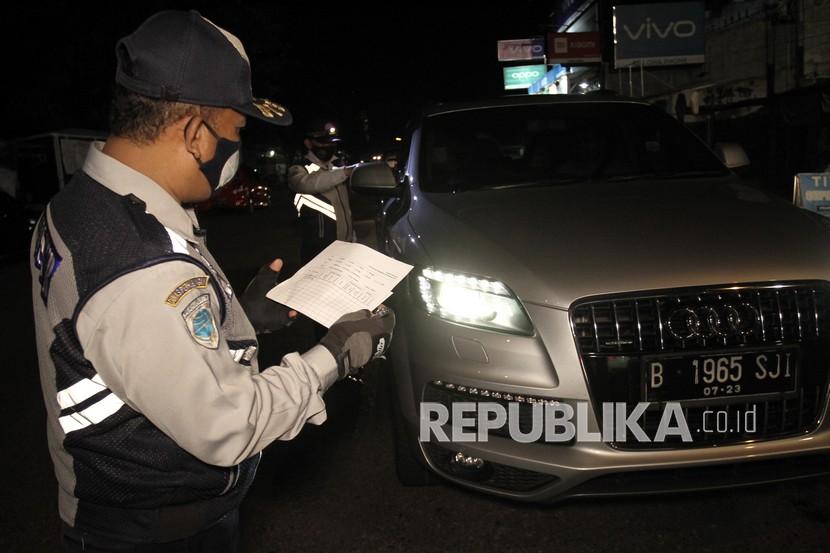 Petugas gabungan Satgas COVID-19 memeriksa kendaraan yang melintas di perbatasan wilayah Jawa Tengah dan Daerah Istimewa Yogyakarta di Prambanan, Sleman, DI Yogyakarta. Ilustrasi.