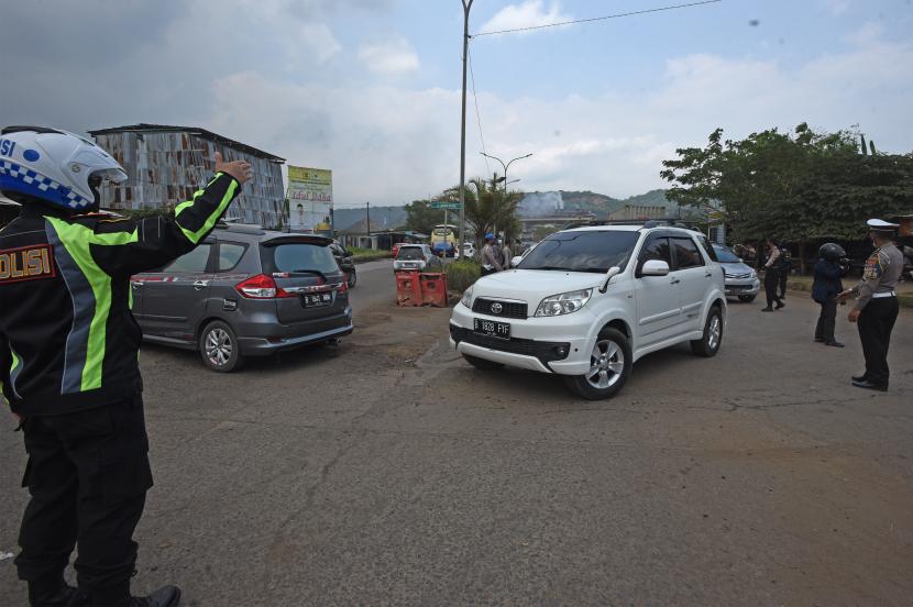 Petugas gabungan Satgas COVID-19 memutar balik sejumlah kendaraan yang akan masuk kawasan wisata Pantai Anyer di Ciwandan, Cilegon, Banten, Ahad (19/9/2021). Untuk mencegah penyebaran COVID-19 di lokasi wisata pemerintah membatasi kapasitas pengunjung hanya 25 persen di daerah yang masih masuk katagori PPKM Level 2 seperti di Anyer.