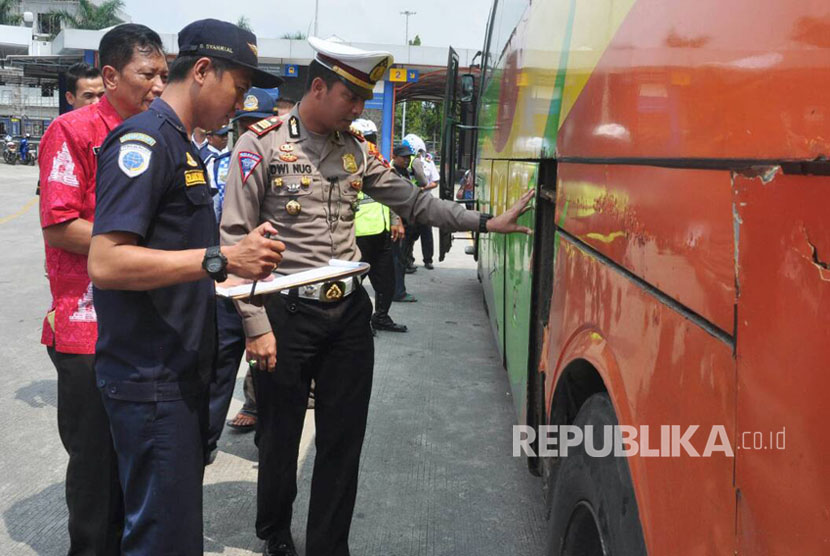 Petugas gabungan Satlantas Polres Semarang dan Dinas Perhubungan Kabupaten Semarang memeriksa armada bus dalam razia kelaikan armada angkutan umum di Tetminal Bawen, Kabupaten Semarang, Rabu (3/5). 