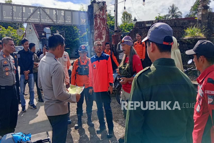 Petugas gabungan sedang melakukan persiapan evakuasi sesosok mayat yang ditemukan sekitar 200 meter dari Puncak Linggajati, TNGC Kabupaten Kuningan, Kamis (30/10/2025). 