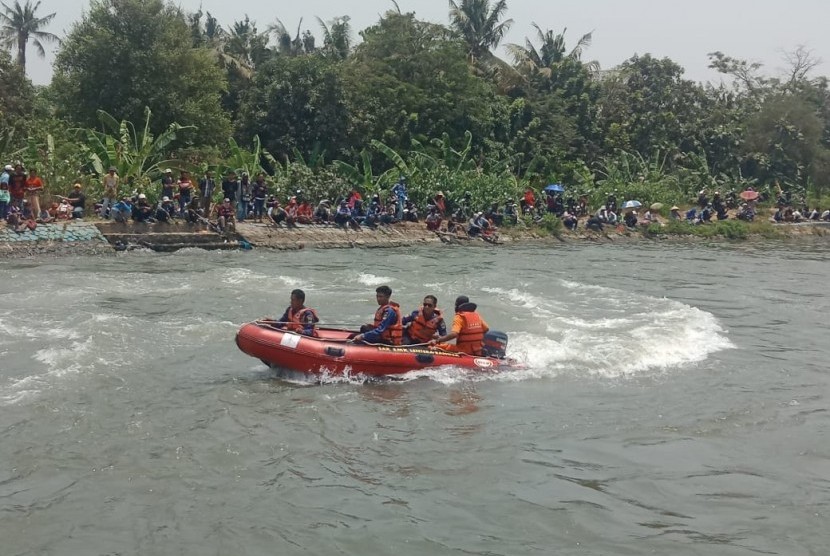 Petugas gabungan, sedang mencari peserta mancing mania dalam rangka HUT Karawang ke 386, yang tenggelam di Irigasi Tarum Utara, Kecamatan Rengasdengklok, Karawang, Sabtu (21/9). 
