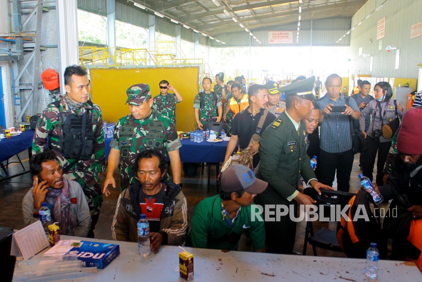 Petugas gabungan TNI dan Polri mendata keluarga korban penembakan kelompok kriminal bersenjata (KKB) di Bandara Mozes Kilangin Timika, Mimika, Papua, Kamis (6/12/2018). 