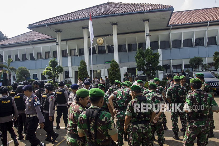 Petugas gabungan TNI-Polri melakukan pengamanan sidang terorisme.