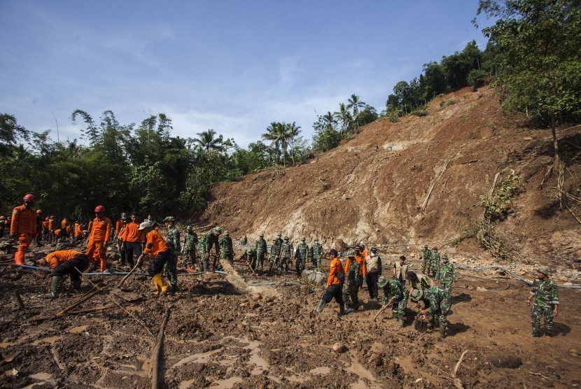 Petugas gabungan TNI, Polri, SAR, relawan dan warga melakukan pencarian korban yang diduga tertimbun material longsor di Desa Donorati, Purworejo, Jateng, Rabu (22/6).
