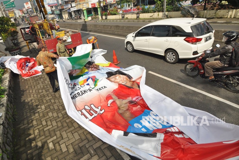 Petugas gabungn Bawaslu, KPU, Satpol PP dan Pemadam Kebakaran Kabupaten Semarang, serta, Polres Semarang menertibkan alat peraga kampanye(APK) dalam bentuk baliho, di jalan protokol kota Ungaran, ibu kota Kabupaten Semarang, Jawa Tengah, Selasa (2/4). Penertiban ini dilakukan karena pemasangan APK ini melanggar ketentuan. 