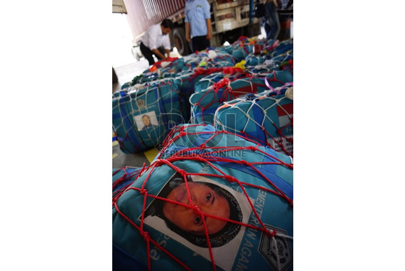   Petugas Garuda Indonesia menyita air zamzam dari barang bawaan jamaah haji Indonesia di fasilitas baggage handling Garuda Indonesia, Jeddah, Selasa (29/10).    (Republika/Yogi Ardhi)
