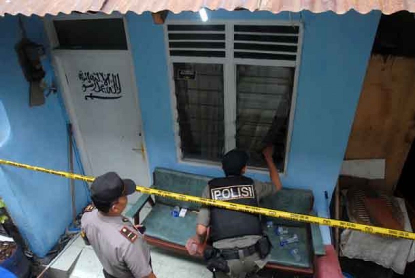 Petugas Gegana Mabes Polri melakukan penyisiran usai penggerebekan rumah terduga teroris oleh Densus 88 di Palmerah, Jakarta Barat, Sabtu (27/10). 