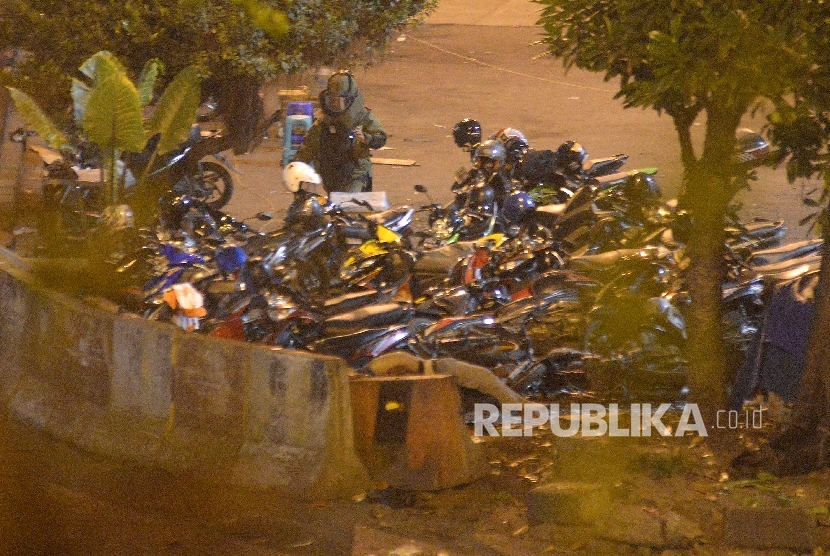 Petugas gegana memeriksa lokasi ledakan bom di Kampung Melayu, Jakarta, Kamis (25/5) malam.