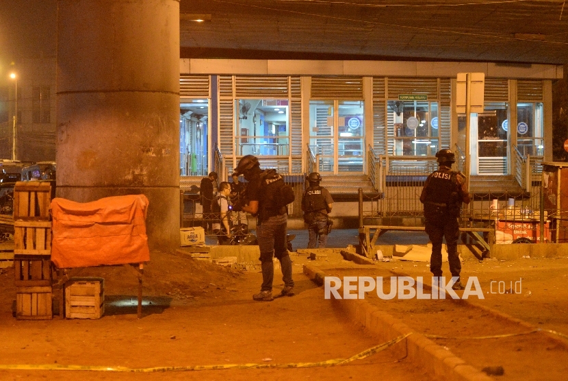 Petugas gegana memeriksa lokasi ledakan bom di Kampung Melayu, Jakarta, Kamis (25/5) malam.