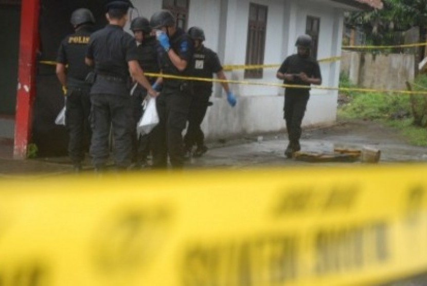 Dua rumah roboh akibat ledakan gas di Kelurahan Cibeber, Cimahi Selatan, Kota Cimahi, Jawa Barat (Jabar). Ledakan gas juga menyebabkan dua orang alami luka bakar (Foto: Ilustrasi garis polisi)