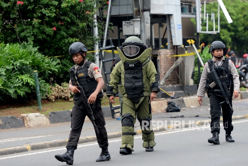 Petugas Gegana Polda Metro Jaya bersiap untuk mengamankan plastik yang mencurigakan di lokasi ledakan Pos Polisi Sarinah, Jakarta, Kamis (14/1).    (Republika/Wihdan)