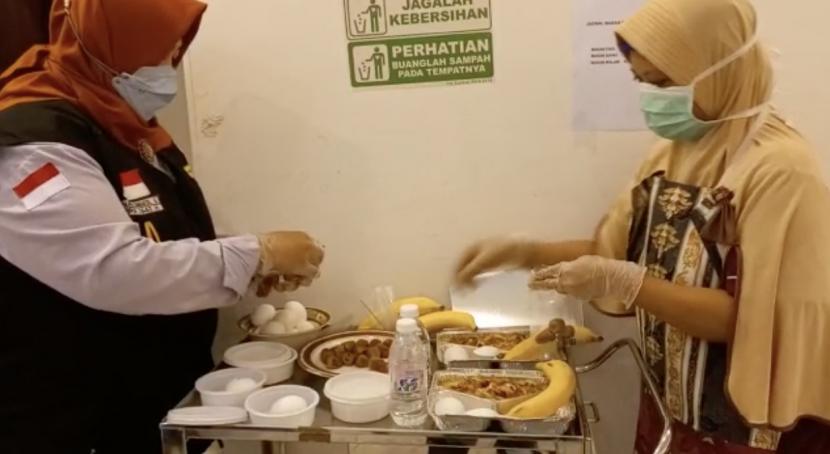 Petugas gizi PPIH Arab Saudi bidang kesehatan memiliki peran penting berjalannya layanan kesehatan di  Klinik Kesehatan Haji  Indonesia (KKHI) Madinah. Petugas gizi lah yang setiap harinya menyediakan makan dan snack tambahan bagi jamaah haji yang dirawat di KKHI Madina dan para petugasnya.