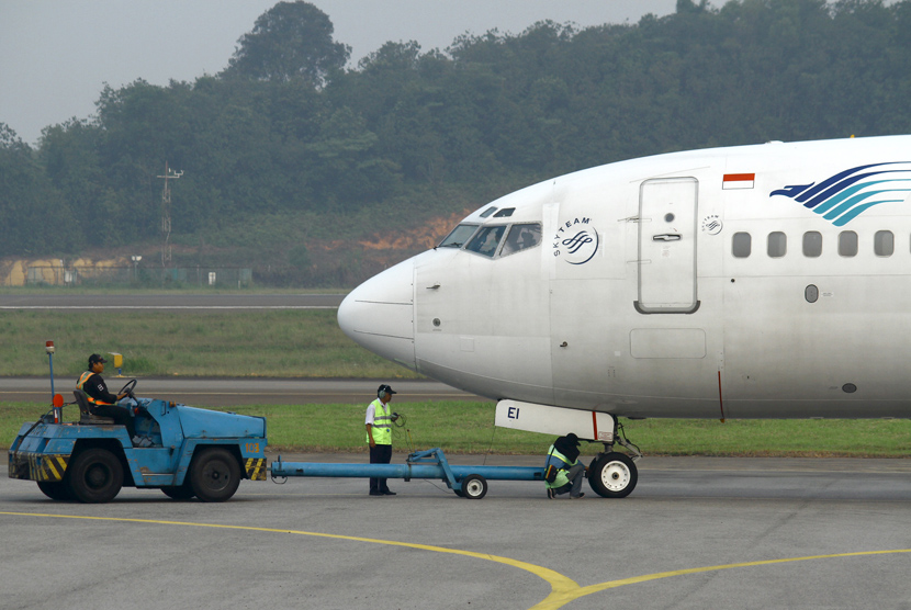   Petugas ground handling menyiapkan keberangkatan pesawat komersial di Bandara Internasional Hang Nadim, Batam