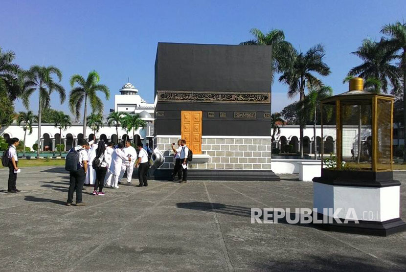 Petugas Haji Arab Saudi 1438 hijriyah/2017 mengikuti kegiatan simulasi pelaksanaan ibadah haji di Asrama Haji Pondok Gede, Jakarta Timur, Rabu (21/6).  