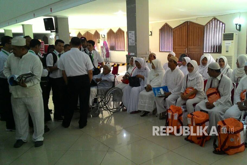 Petugas Haji Arab Saudi 1438 hijriyah/2017 mengikuti kegiatan simulasi pelaksanaan ibadah haji di Asrama Haji Pondok Gede, Jakarta Timur, Rabu (21/6).  